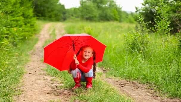 Menina com guarda-chuva vermelho — Vídeo de Stock