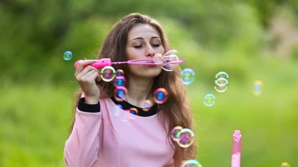 Девушка пускает пузыри — стоковое видео