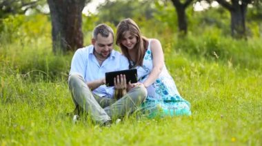 Tablet ile mutlu hamile Çift