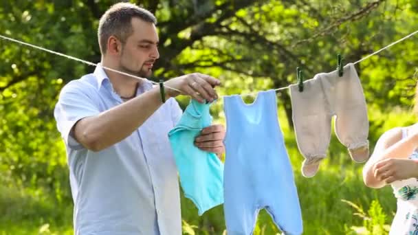 Casal feliz remove roupas secas — Vídeo de Stock