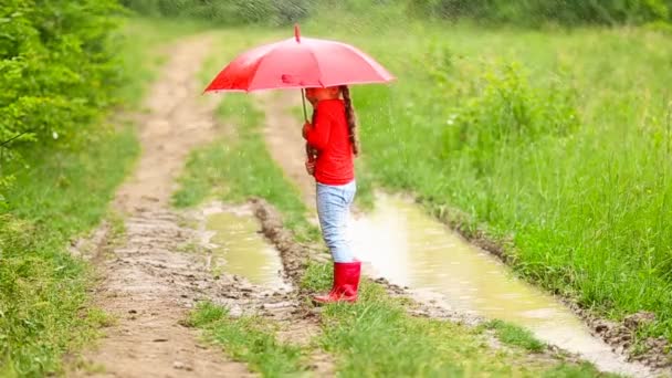 Chica con paraguas rojo — Vídeo de stock