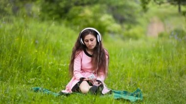 kızı ve anne kulaklık