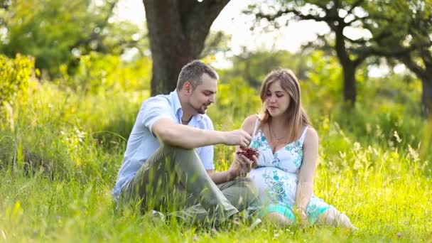 Embarazada feliz pareja comer fresas — Vídeos de Stock