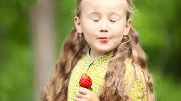 Menina comendo um morango — Vídeo de Stock