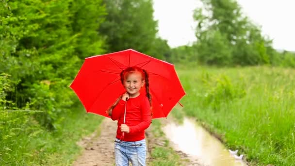 Menina com guarda-chuva vermelho — Vídeo de Stock