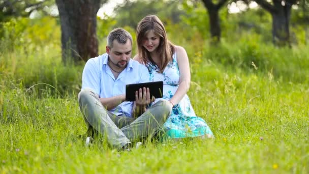 Joyeux couple enceinte avec comprimé — Video