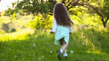 Kabarcıklar yakalamak kız