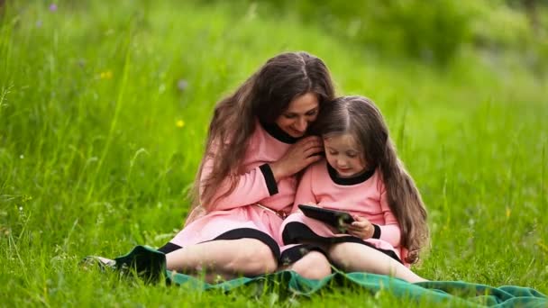 Mamá con su hija y tableta — Vídeos de Stock