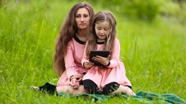Mãe com sua filha e tablet — Vídeo de Stock