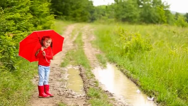 Ragazza con ombrello rosso — Video Stock