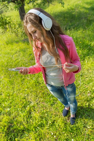 Chica con teléfono y auriculares — Foto de Stock