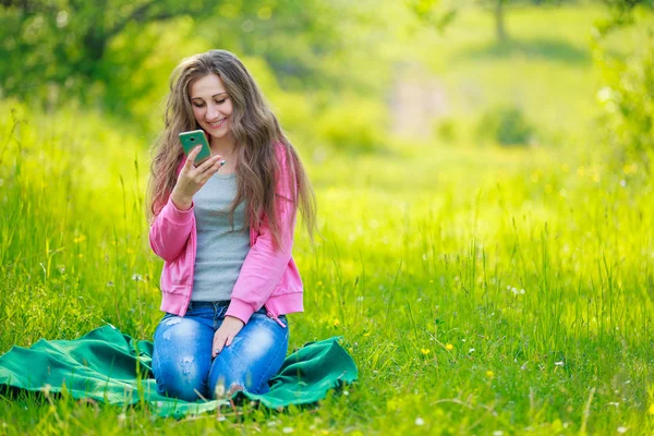 Sitting girl with phone — Stock Photo, Image