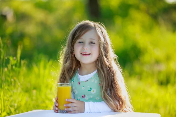 Girl drinks juice — Stock Photo, Image
