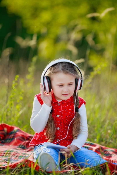 Chica con auriculares blancos — Foto de Stock