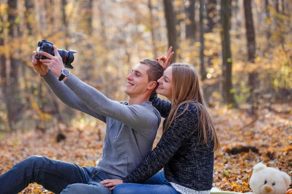 Pareja haciendo selfie —  Fotos de Stock