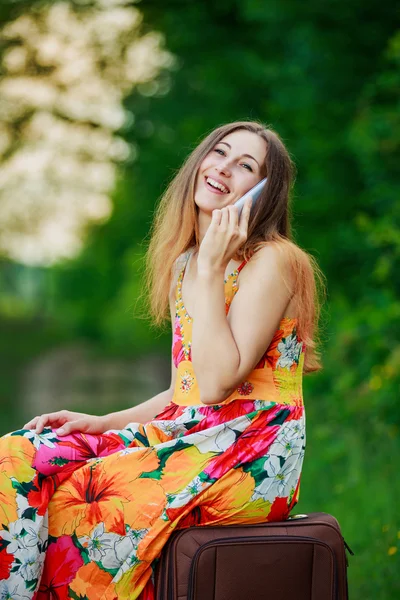 Žena mluví po telefonu — Stock fotografie