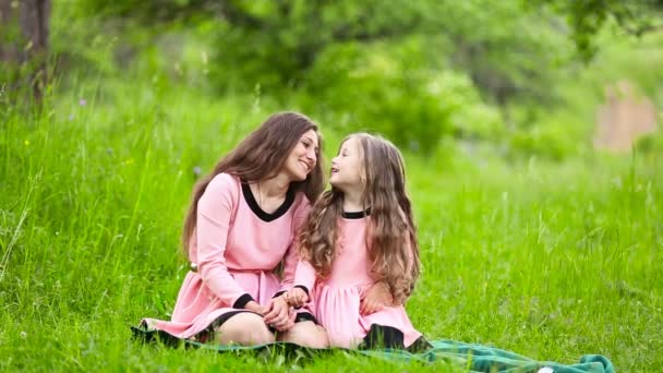 Mamá e hija en la naturaleza — Vídeos de Stock