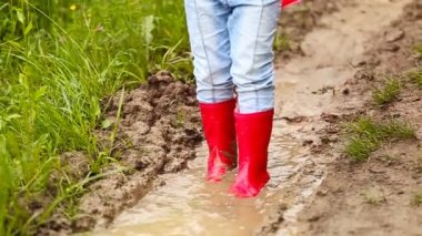 Lastik Çizmeli kız