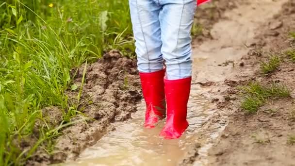 Menina em botas de borracha — Vídeo de Stock