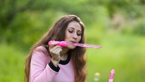 Chica soplando burbujas — Vídeos de Stock