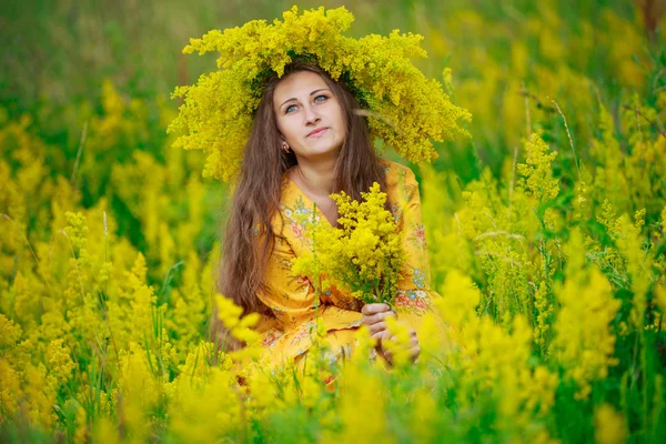 Dziewczyna z kwiatami żółty — Zdjęcie stockowe