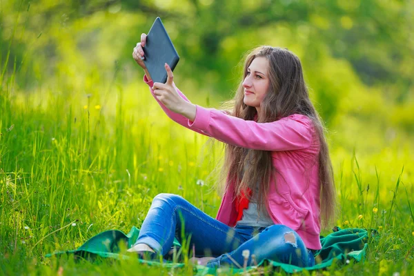 Chica con Tablet PC —  Fotos de Stock
