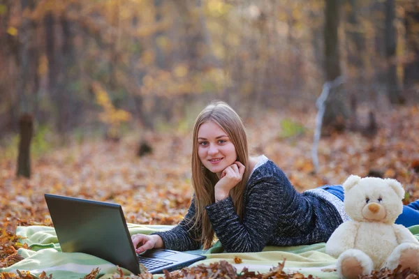 Flicka med en bärbar dator — Stockfoto