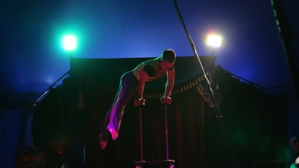 Glybokaya, ukraine-märz 27, 2016. circus performance männlich turner — Stockvideo