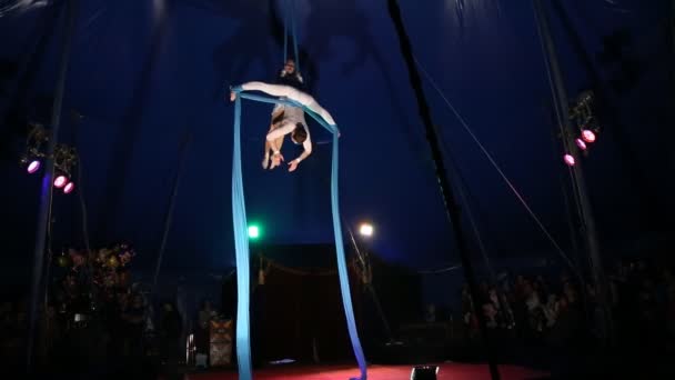 Glybokaya, Ukrajina březen 27, 2016. Cirkusových akrobatů show — Stock video