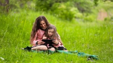 Anne ile kızı ve tablet
