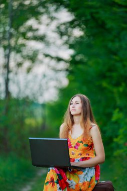 Dizüstü bilgisayarlı kız