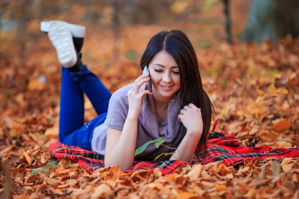 Girl talking on the phone — Stock Photo, Image