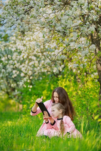 Anne ve kızı doğada — Stok fotoğraf