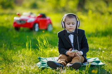 Kulaklıklı çocuk.