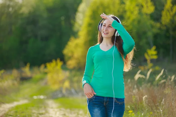 Meisje met witte koptelefoon — Stockfoto