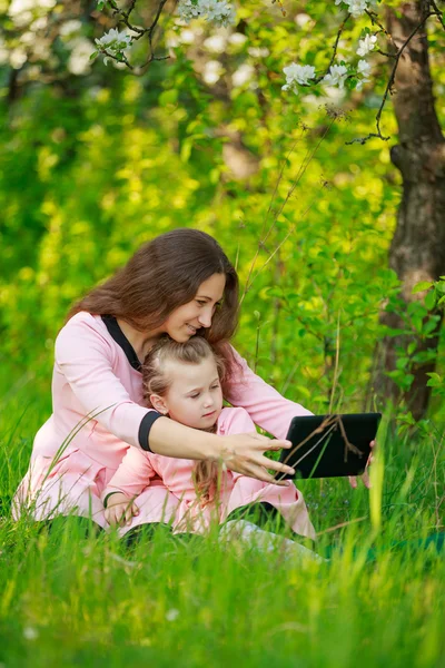 Mamá e hija en la naturaleza —  Fotos de Stock