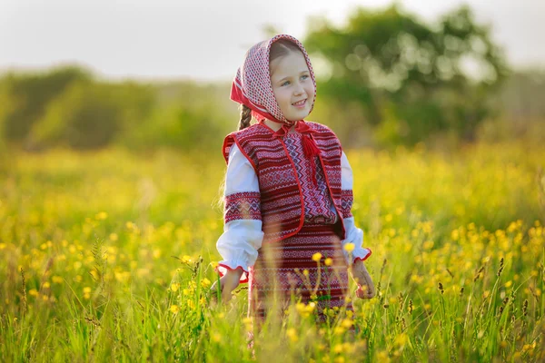 Маленька дівчинка в національному костюмі — стокове фото