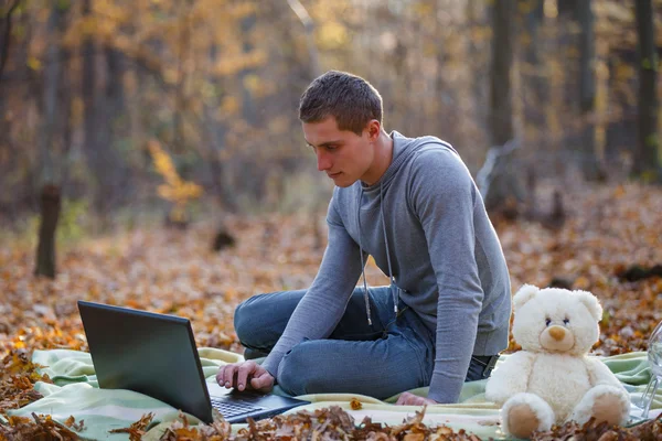 Homme avec un ordinateur portable — Photo