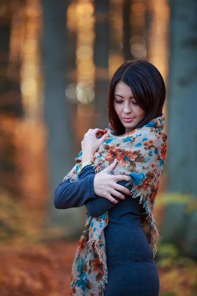 Girl in the autumn forest — Stock Photo, Image