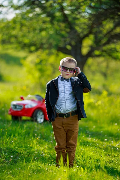 Niño con teléfono —  Fotos de Stock