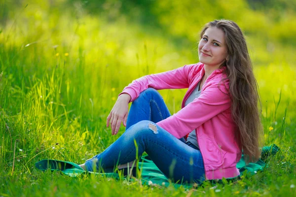 Sentada menina bonita — Fotografia de Stock