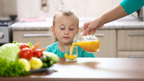 Mutter Tochter schenkt Saft ein — Stockvideo