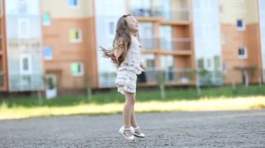 Küçük kız zıplıyor.