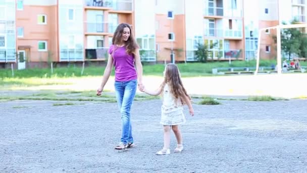 Mutter mit Kind zu Fuß — Stockvideo