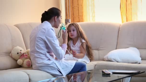 Niña haciendo inhalación — Vídeos de Stock