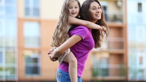 Mamá hija rollos en su espalda — Vídeos de Stock