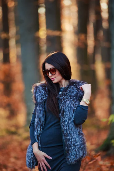 Chica en el bosque de otoño — Foto de Stock