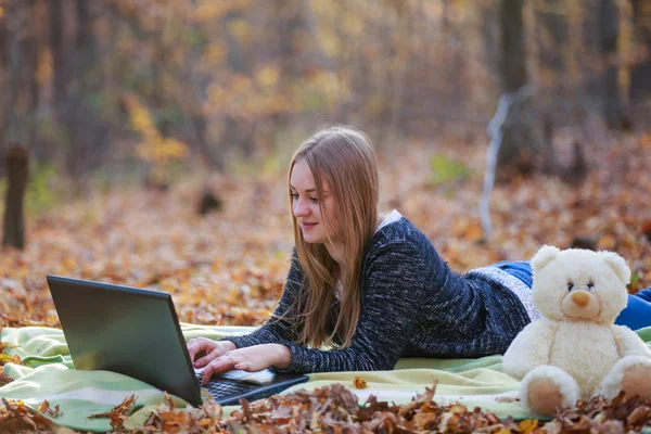 Fille avec un ordinateur portable — Photo