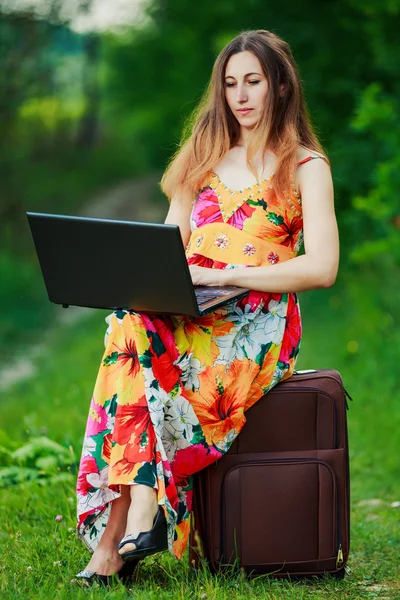 Fille avec un ordinateur portable — Photo