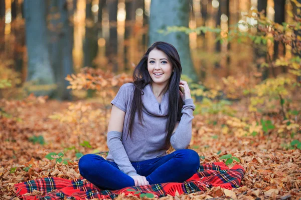 Ragazza seduta su un tappeto — Foto Stock